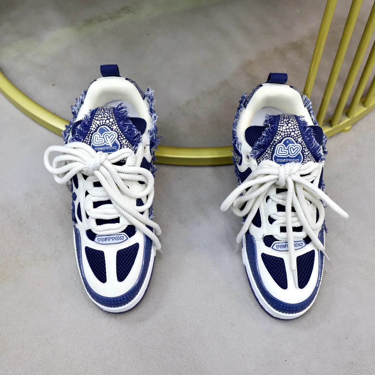 Ex-factory price: 860💰LV Couple👫Louis Vuitton TRAINER sneakers classic Louis Vuitton men's artistic director Virgil Abloh picked inspiration to create this LV Trainer sneaker. Yingze crystal inlays present a colorful effect. VS can be matched with two gorgeous effect colors. The LV letter logo badge on the tongue is gorgeous and noble. The LV letter is decorated on the side. The outsole is decorated with a Monogram flower pattern. It shows the trend of elegance and nobility! Men's and women's models: 35-46